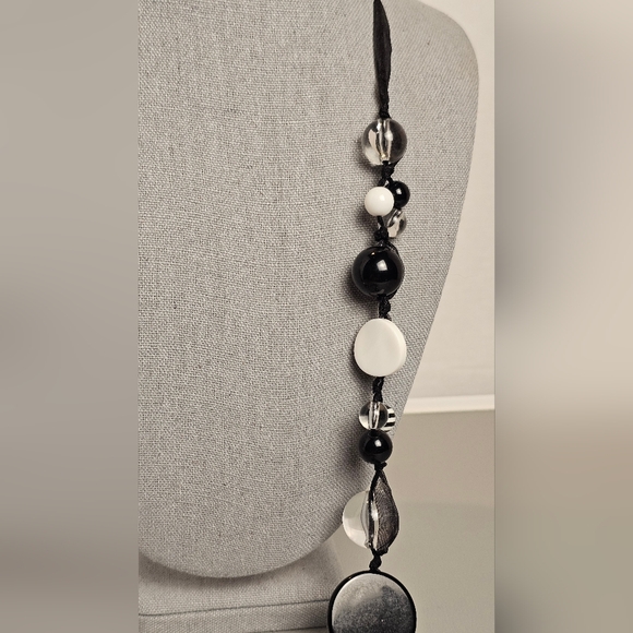 [Express] Black, White, Clear & Striped Beaded Necklace - Picture 5 of 13